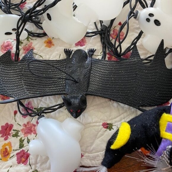 8 kid-FRIENDLY Halloween WITCHES ~ GHOSTS ~ BATS Figurines ~ LIGHTS ~ candles - Picture 10 of 14